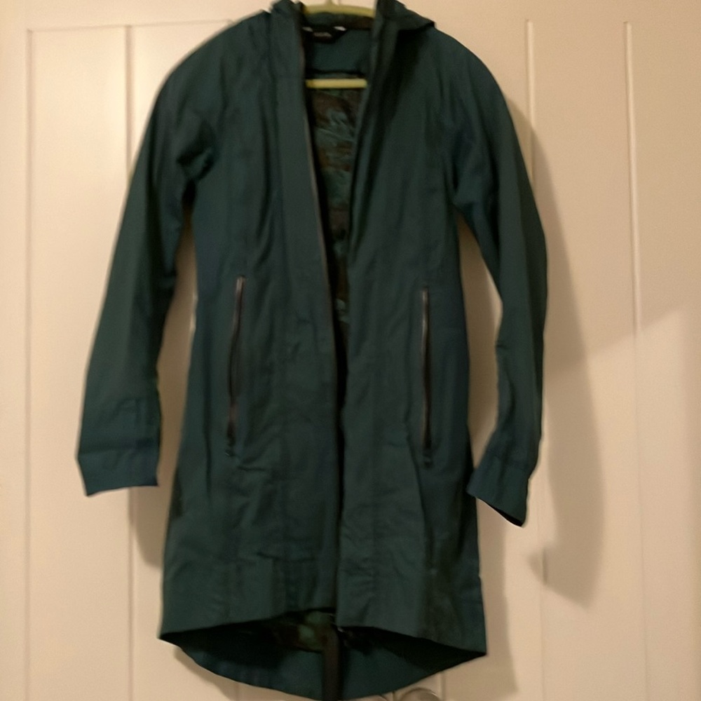 Lululemon Rain Rebel sz 2 forest green